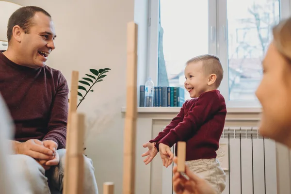 Padre caucasico vestito come il suo piccolo figlio sta giocando con lui e farlo ridere mentre insegna jenga — Foto Stock
