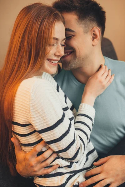 Linda menina caucasiana com cabelos vermelhos e sardas está abraçando seu amante durante uma manhã ensolarada — Fotografia de Stock