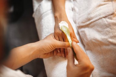 Doktorun, spa prosedürlerine başlamadan önce hastalara krem sürmesine dikkat edin.