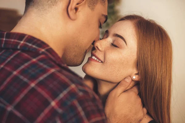 Härlig kaukasiska ingefära flicka med fräknar har speciella stunder med sin älskare kyssas och omfamna varandra — Stockfoto