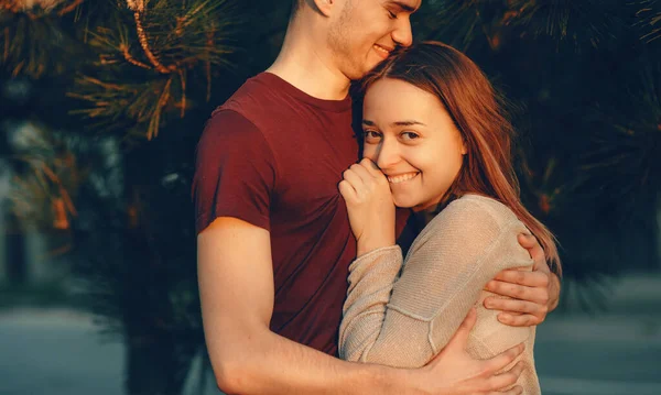 Vacker kaukasisk dam med rött hår tittar på kameran och omfamnar sin älskare under en promenad — Stockfoto