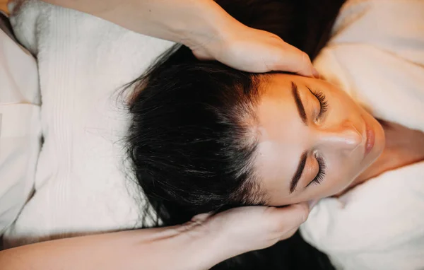 Linda senhora caucasiana relaxante enquanto tem procedimentos de spa para sua pele — Fotografia de Stock