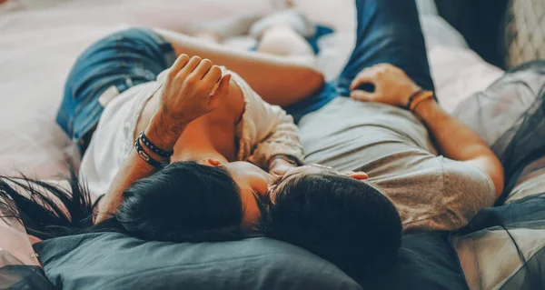 Vue supérieure portrait d'un couple caucasien couché sur le canapé et s'embrassant — Photo