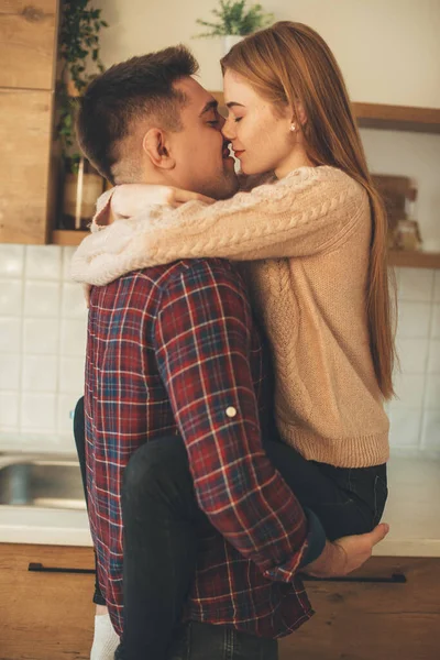 Branco vermelho cabelos menina com sardas é abraçando seu amante ter romântico momentos juntos — Fotografia de Stock