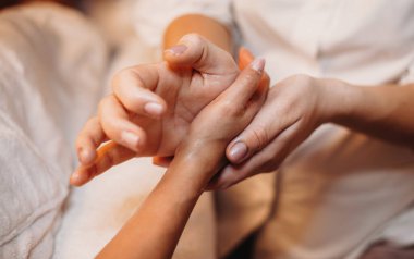 Bir kaplıca işçisi tarafından yapılan yaşlanma karşıtı el masajı seansına yakın çekim