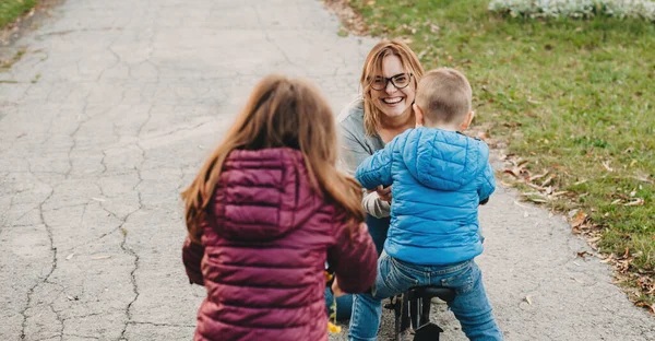 Beyaz tenli gözlüklü anne aile gezisi sırasında çocuklarına tezahürat yapıyor. — Stok fotoğraf