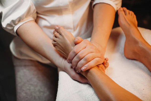 Kaukaska dziewczyna mając i anti aging masaż dla jej nogi skóra podczas zabiegu spa — Zdjęcie stockowe