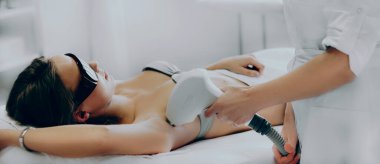 Bir profesyonelin kuaförde yaptığı koltuk altı epilasyon ameliyatının fotoğrafını çek.