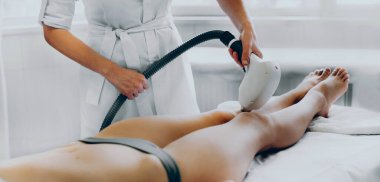 Kafkasyalı kuaför modern aletler kullanarak müşterilerin bacaklarından saç çıkarıyor.