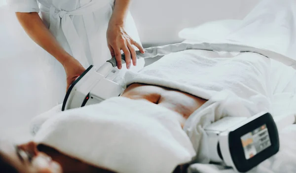 Mulher caucasiana ter um procedimento de tratamento de gordura cryolipolysis no salão — Fotografia de Stock