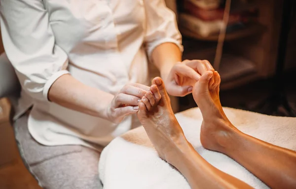 Kaukaski masażysta robi masaż stóp dla klienta podczas zabiegu spa — Zdjęcie stockowe