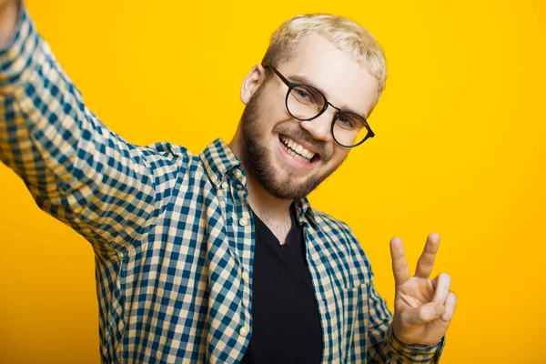 Close up portret białego człowieka z blond włosami i krótką brodą patrząc przez okulary i robi selfie — Zdjęcie stockowe