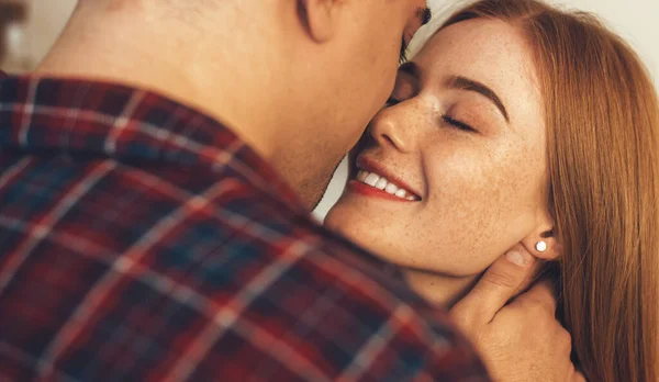 Linda menina caucasiana gengibre com sardas é abraçada por seu amante enquanto espera para ser beijada — Fotografia de Stock