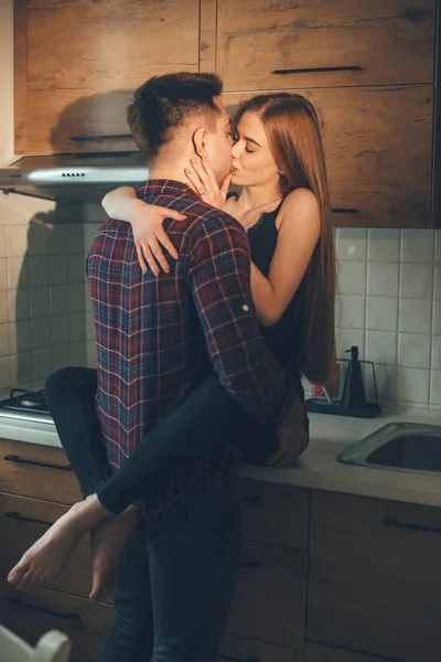 Blank paar zoenen en omarmen elkaar in de keuken tijdens het ontbijt — Stockfoto