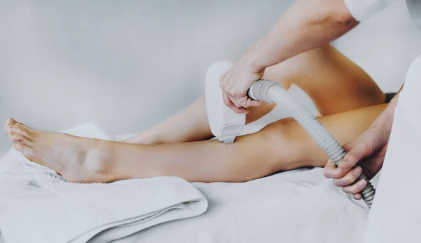 Zabieg depilacji laserowej nóg klientów wykonywany w salonie spa — Zdjęcie stockowe