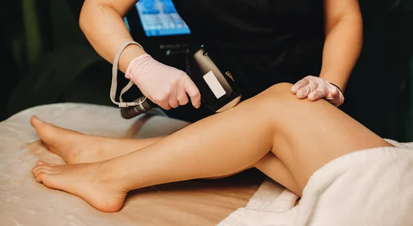 Cliente caucasico che fa una sessione di epilazione delle gambe in un salone termale professionale — Foto Stock
