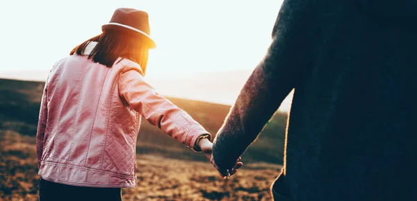 Närbild porträtt av ett kaukasiskt par promenader i ett fält under en sommar solig kväll — Stockfoto