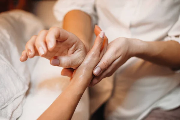 Hand massage session som utförs av en professionell terapeut på spa salongen — Stockfoto