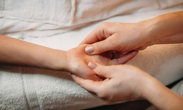 Zamknij zdjęcie sesji masażu dłoni w profesjonalnym salonie spa — Zdjęcie stockowe