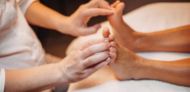 Beyaz bir kadınla masaj seansı. Spa salonundaki kanepede uzanmış.