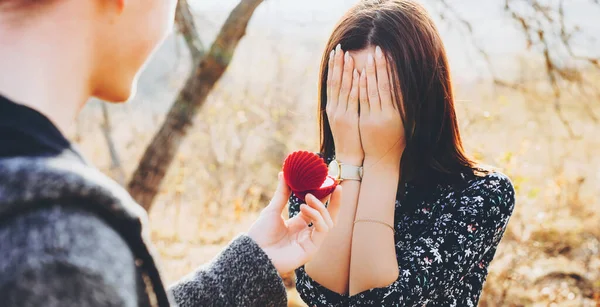 Caucasienne excitée femme couvrant son visage après avoir été demandé en mariage par son amant — Photo