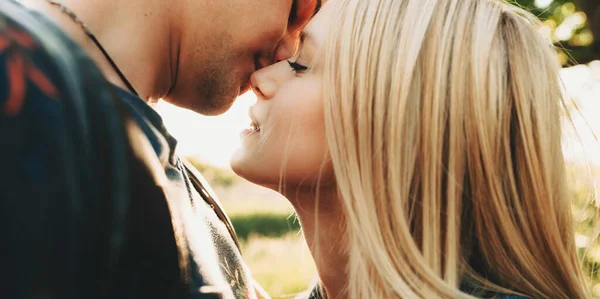 Close up retrato de um casal beijando fora à luz do sol — Fotografia de Stock