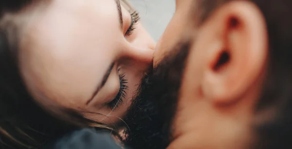 Close up portrait of a caucasian man with beard kissing his wife — Stock Photo, Image