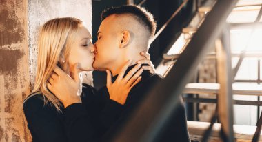 Güzel bir çift birbirlerini öpüyor ve yeni dairelerinde kucaklaşıyorlar.