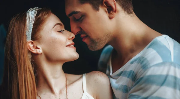 Ingwerdame mit Sommersprossen und ihr brünetter Lover küssen sich und verbringen Zeit miteinander — Stockfoto
