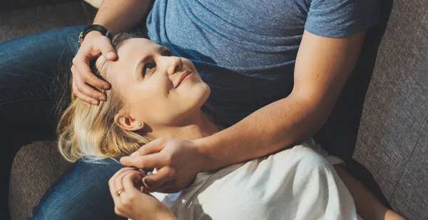 Blonde femme caucasienne couchée sur ses genoux amants et le regardant joyeusement — Photo