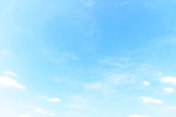 Cielo blu con nuvola al mattino . — Foto Stock