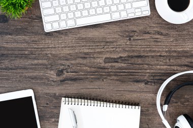 Kahverengi ahşap ofis resepsiyon masası ve çalışma ve liste için donatım