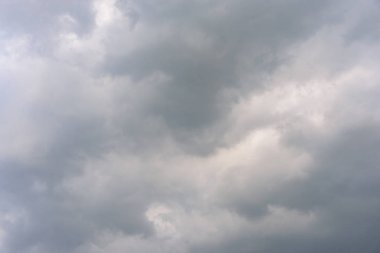 Karanlık gökyüzü ve büyük siyah bulutlu önce şiddetli yağmur ve fırtınalı.