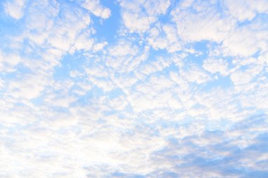 Mavi gökyüzü bulut sabah ile.