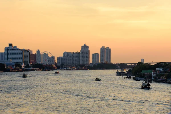 Stadtbild von Asien das Flussufer ist ein beliebter und berühmter Ort — Stockfoto