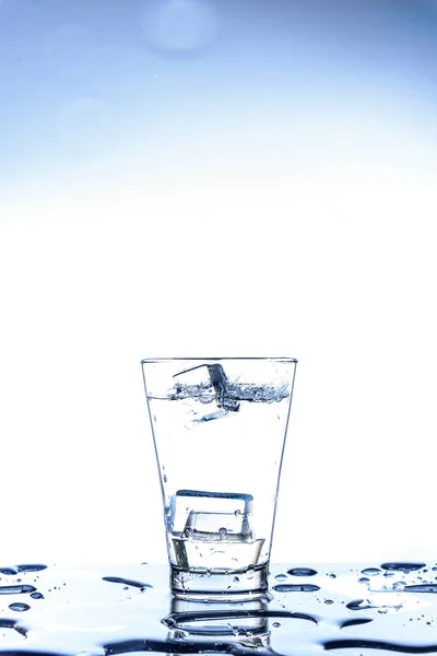 Gotas de gelo e água salpicando no vidro com reflexão sobre — Fotografia de Stock