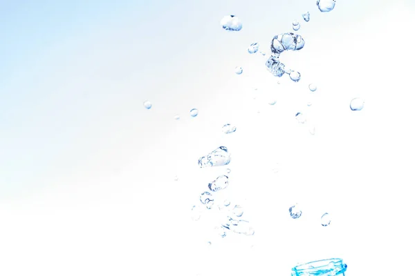 Abertura da garrafa com salpicos de água isolados no fundo branco — Fotografia de Stock