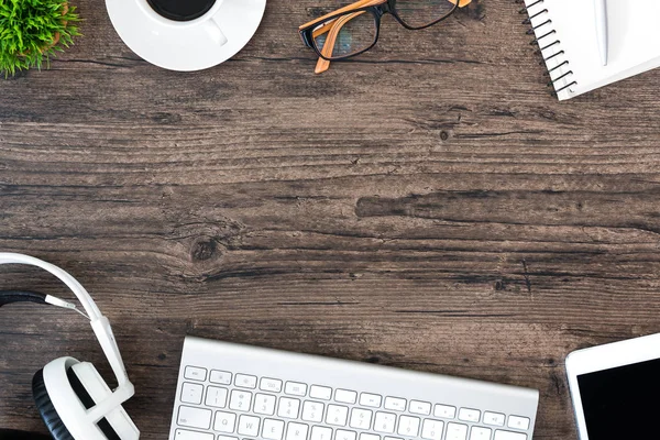 Kahverengi ahşap ofis resepsiyon masası ve çalışma ve liste için donatım