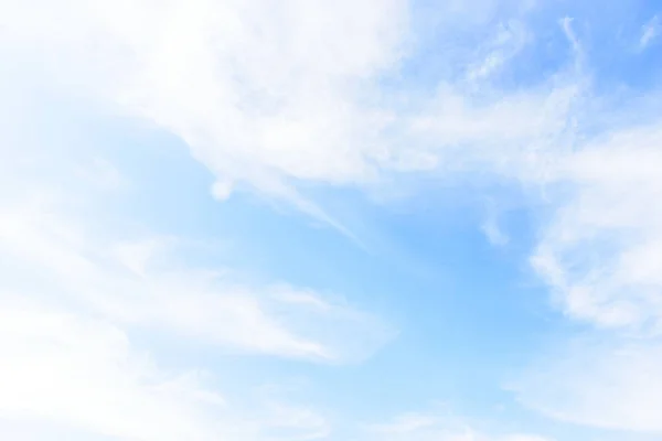 Cielo blu con nuvola al mattino . — Foto Stock