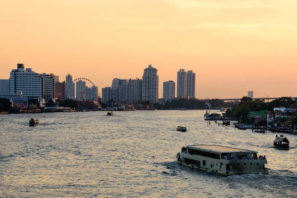 Cityscape of Asiatique the Riverfront é popular e famosa plac — Fotografia de Stock