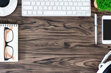 Kahverengi ahşap ofis resepsiyon masası ve çalışma ve liste için donatım