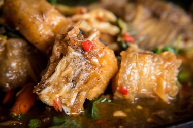 Kızarmış Balık dilimlenmiş ve hizmet için hazır zevk lu yeme