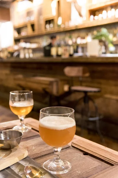 Beber cerveza en la cafetería del pub y restaurante con bar desenfoque backg — Foto de Stock