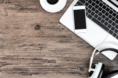 Kahverengi ahşap ofis resepsiyon masası ve çalışma ve liste için donatım