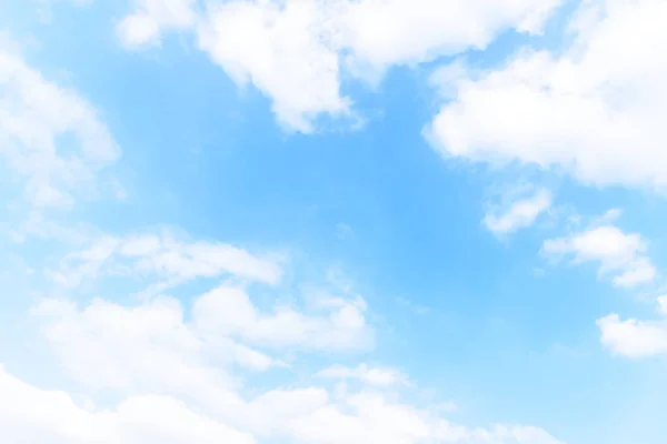 Cielo blu con nuvola al mattino . — Foto Stock