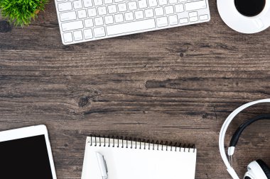 Kahverengi ahşap ofis resepsiyon masası ve çalışma ve liste için donatım