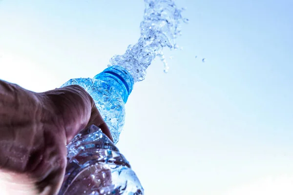 Apertura bottiglia con spruzzi d'acqua isolati su fondo bianco — Foto Stock