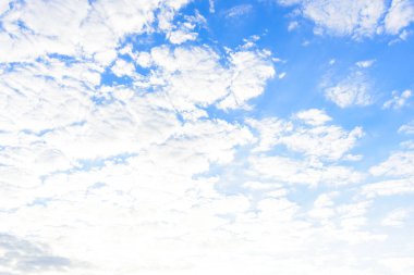 Mavi gökyüzü bulut sabah ile.