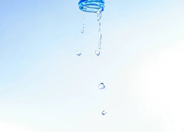 A víz fröccsen, elszigetelt fehér háttér mintázata célba palack — Stock Fotó