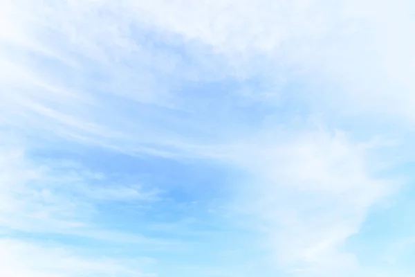 Langit biru dengan awan di pagi hari . — Stok Foto